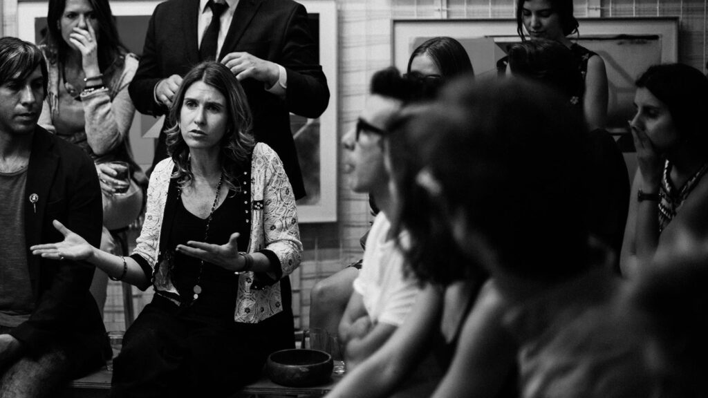 Personas conversando en una mesa redonda